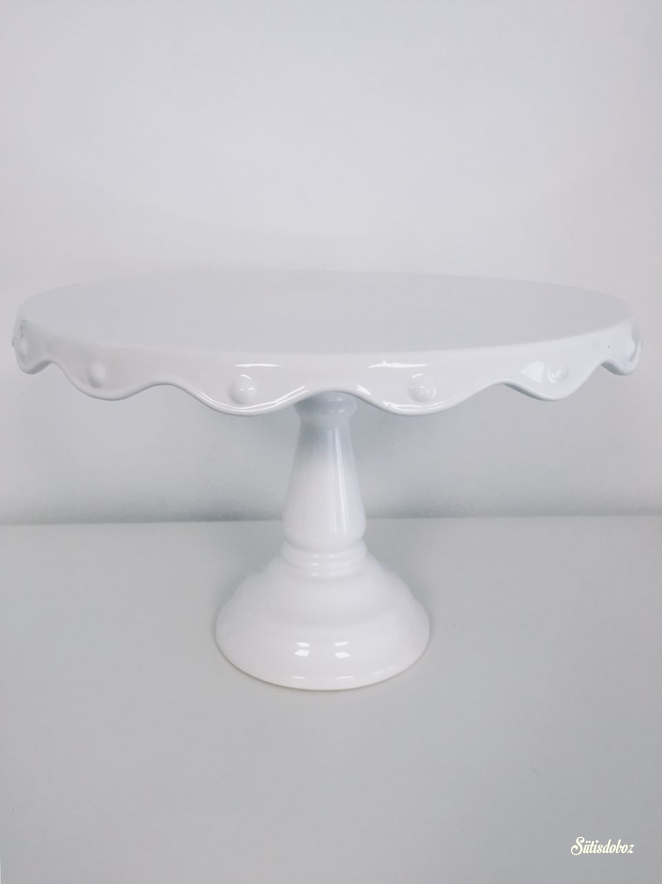 Kerámia tortatál - Fehér hullámos 30cm Kerámia tortatál - Fehér hullámos 30cm